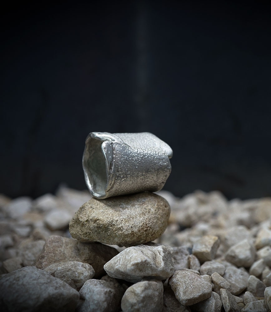 Anneau largue en argent massif.