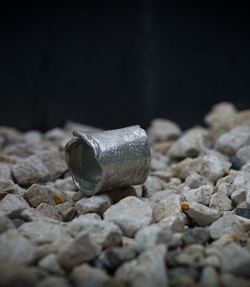 Anneau largue en argent massif.