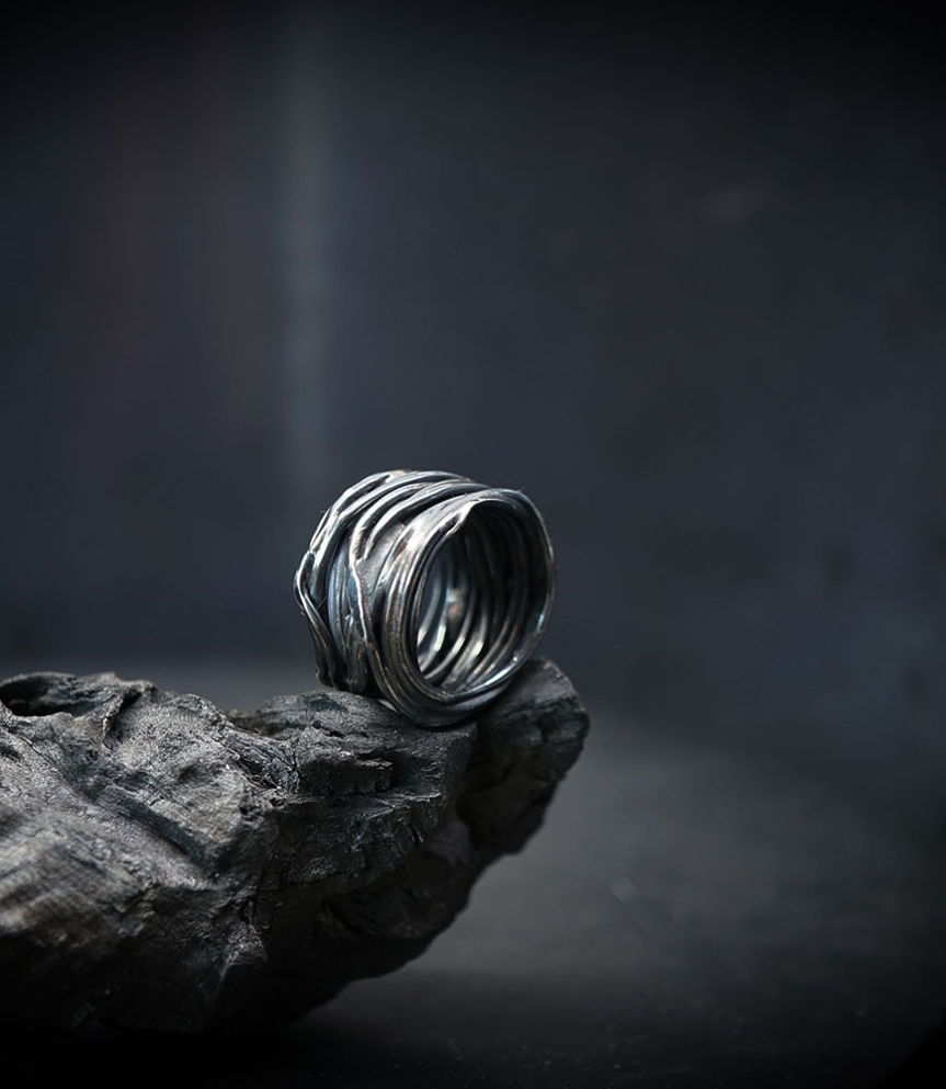Bague en argent massif créé par Anthony Barrouyer.
