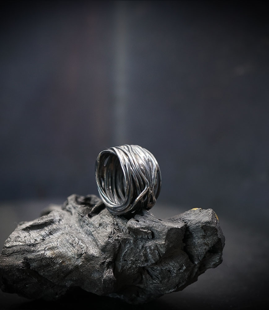 Bague en argent massif créé par Anthony Barrouyer.