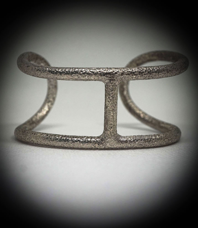 Bracelet manchette en argent massif.