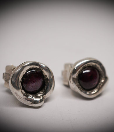 Boucles d'oreilles en Argent Massif et Rubis Etoilé.