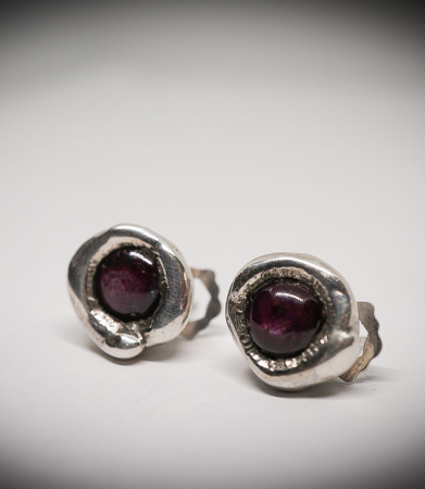 Boucles d'oreilles en Argent Massif et Rubis Etoilé.