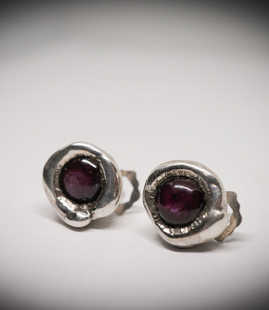 Boucles d'oreilles en Argent Massif et Rubis Etoilé.