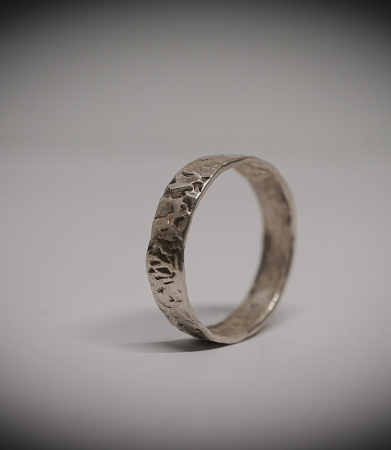 Anneau en argent massif martelet.