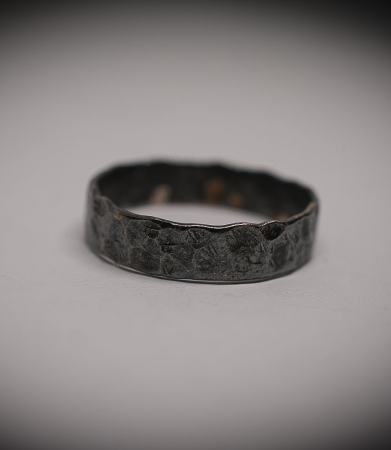 Anneau en argent massif martelet.