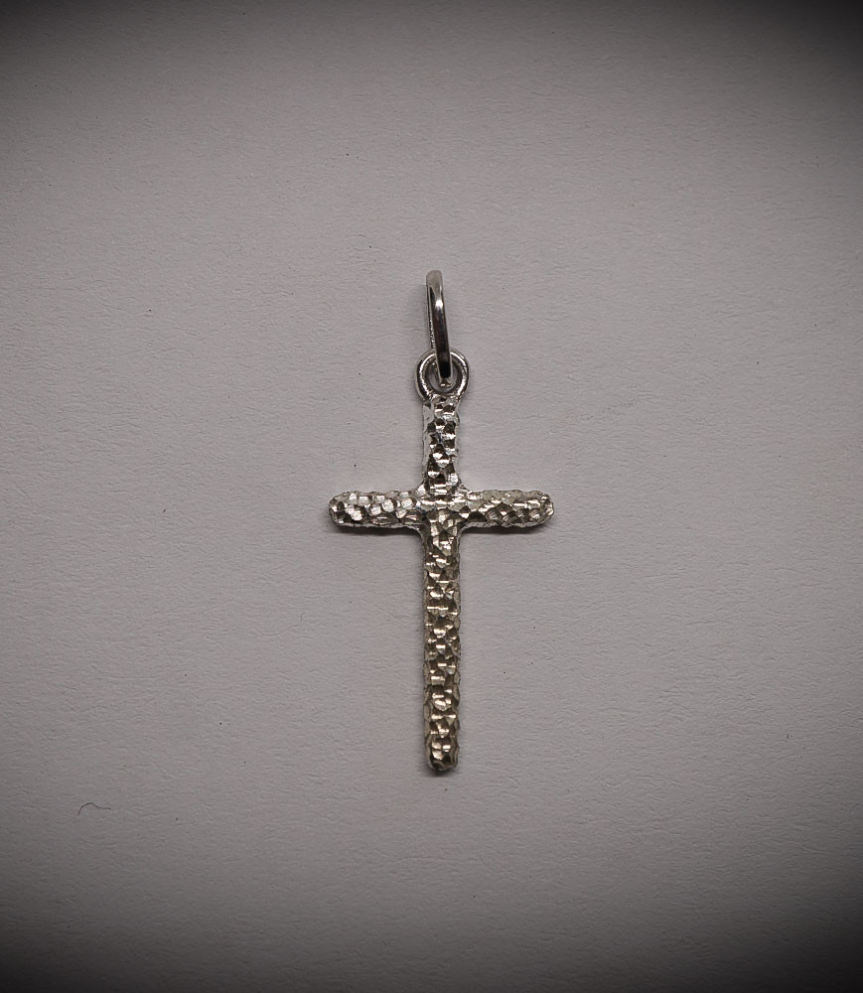 Croix en argent massif.