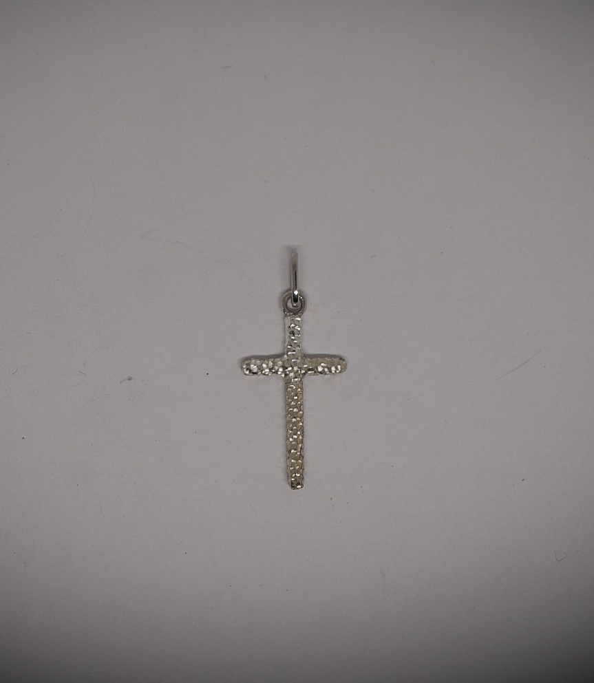 Croix en argent massif.