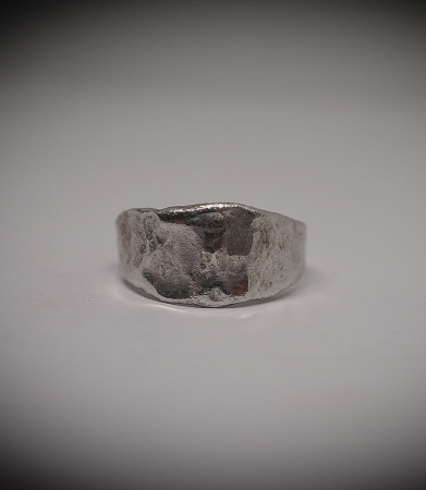Anneau martelet en argent massif.