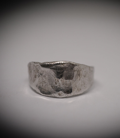 Anneau martelet en argent massif.