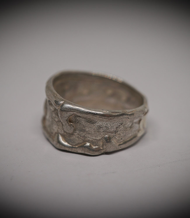 Anneau en argent massif martelet.