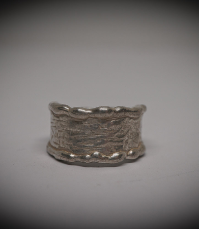 Anneau en argent massif martelet.