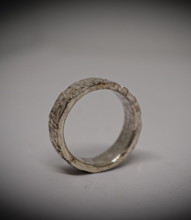 Anneau en argent massif martelet a la main.