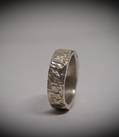 Anneau en argent massif martelet a la main.