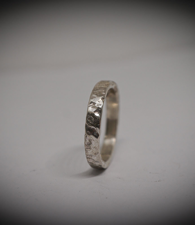 Anneau en argent massif martelet a la main.