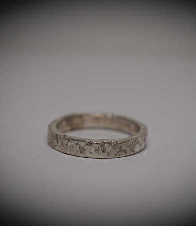 Anneau en argent massif martelet a la main.