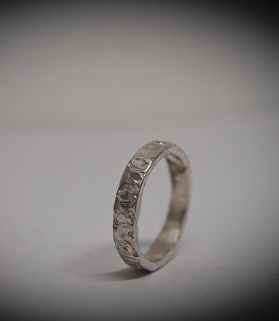 Anneau en argent massif martelet.