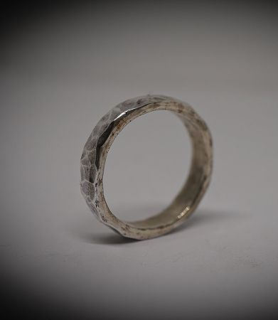 Bague en argent martelet créée par Valentine.