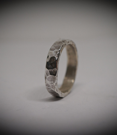 Bague en argent martelet créée par Valentine.