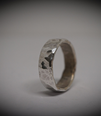 Bague en argent martelet a la main.