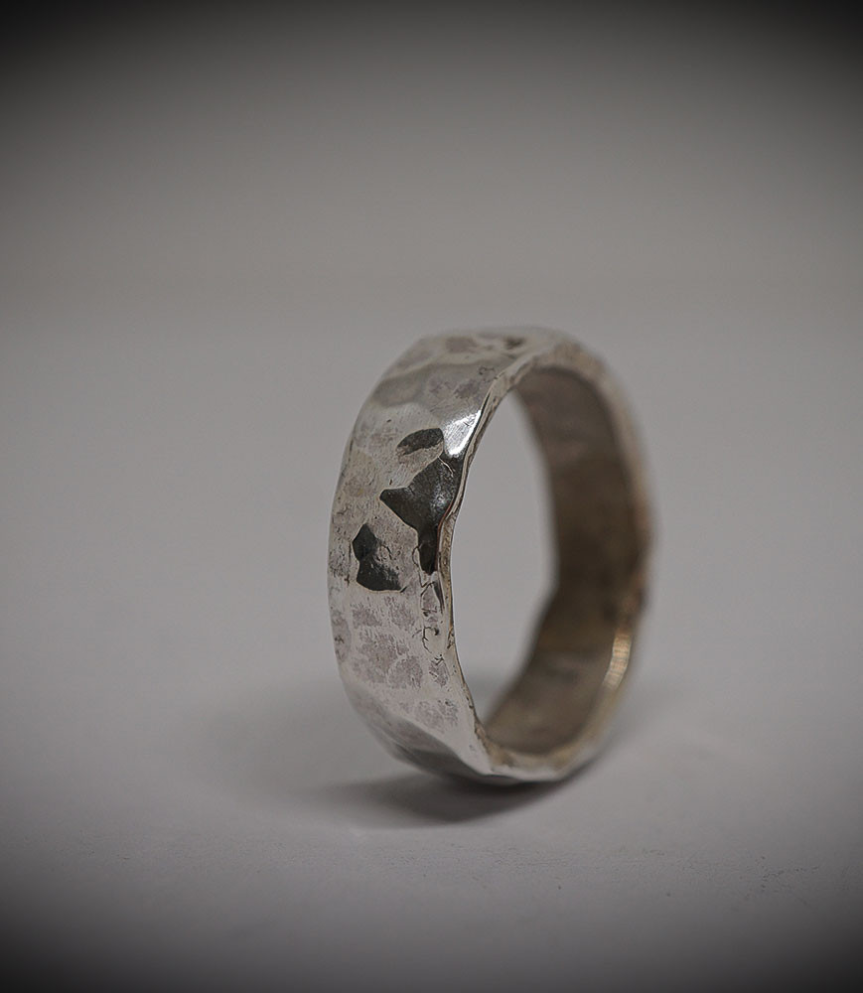 Bague en argent martelet a la main.