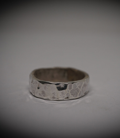 Bague en argent martelet a la main.