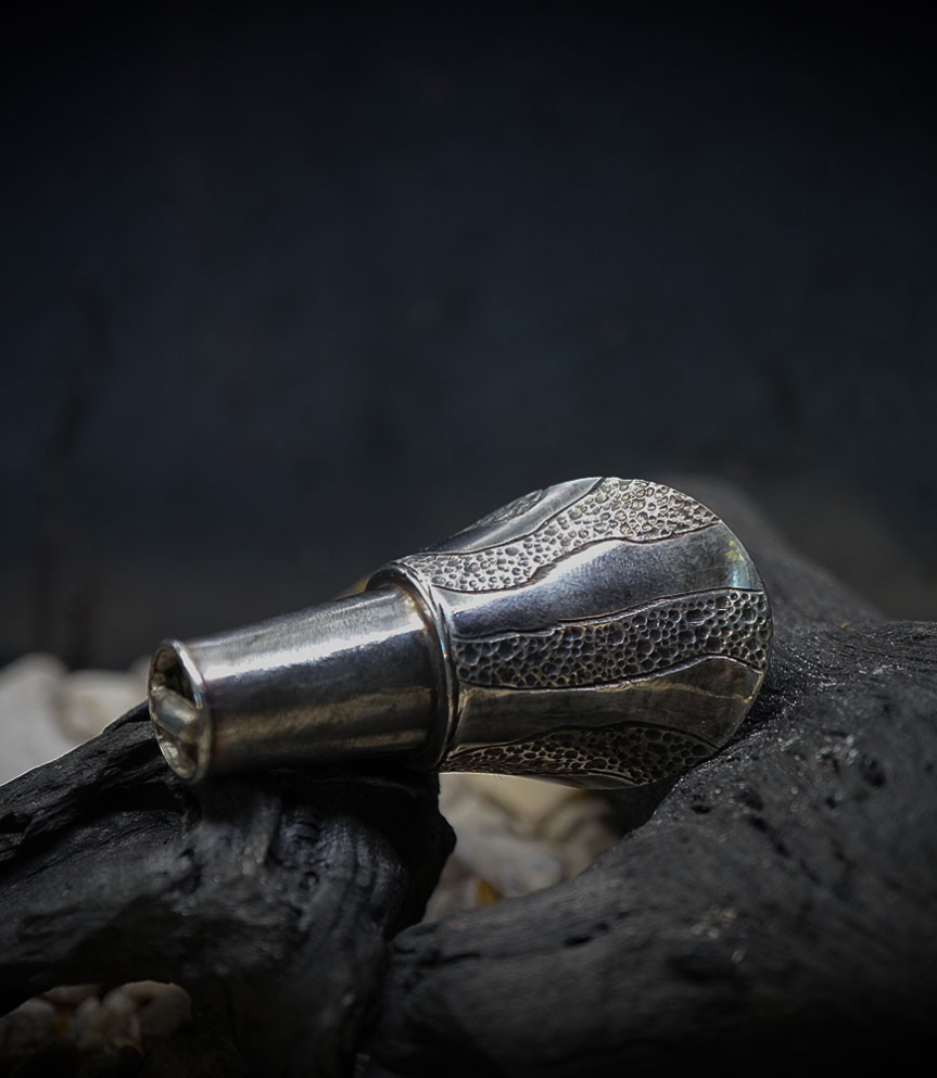 Bouchon verseur anti-goutte exceptionnel, conçu en argent massif.