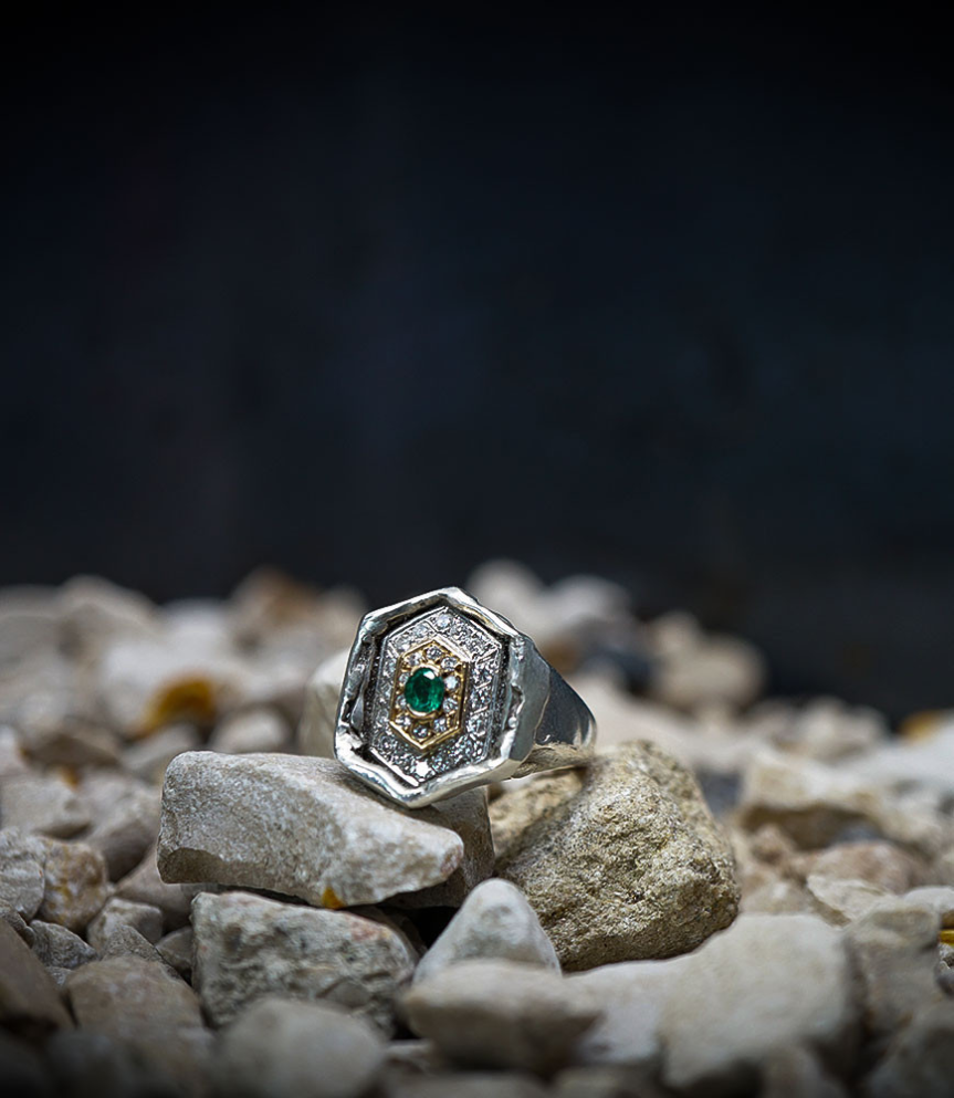 Bague en argent brut et chic.