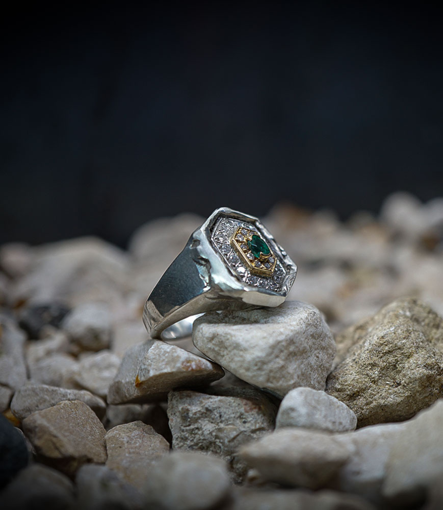 Bague en argent brut et chic.