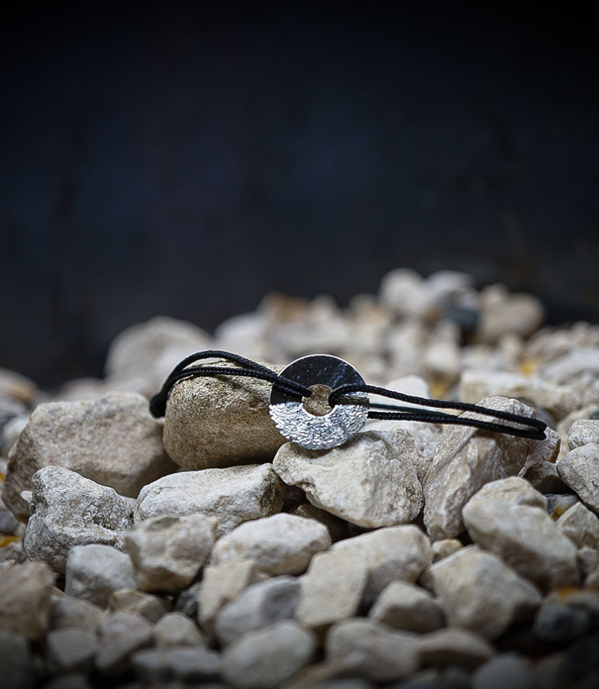 Bracelet cordon reglable en argent.