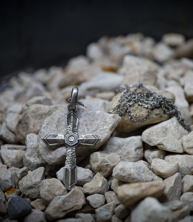 Croix en argent massif création Lovely Storm.