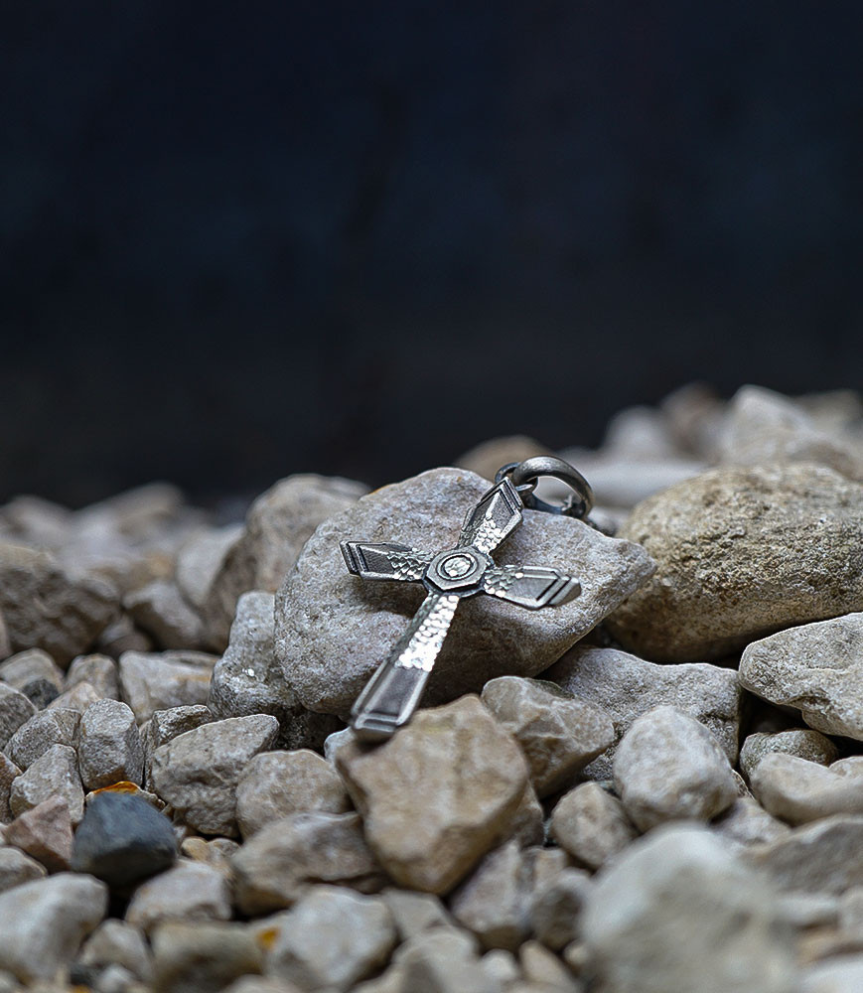 Croix en argent massif création Lovely Storm.