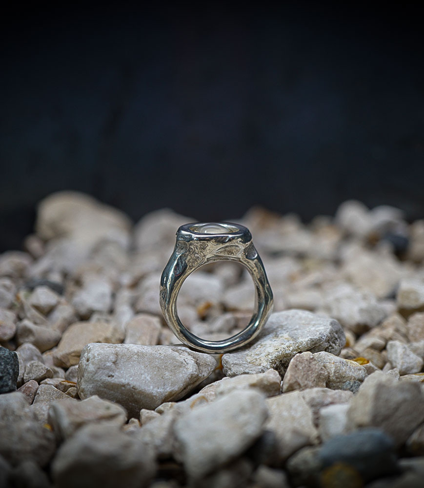 Bague pierre de lune en argent brut et or.