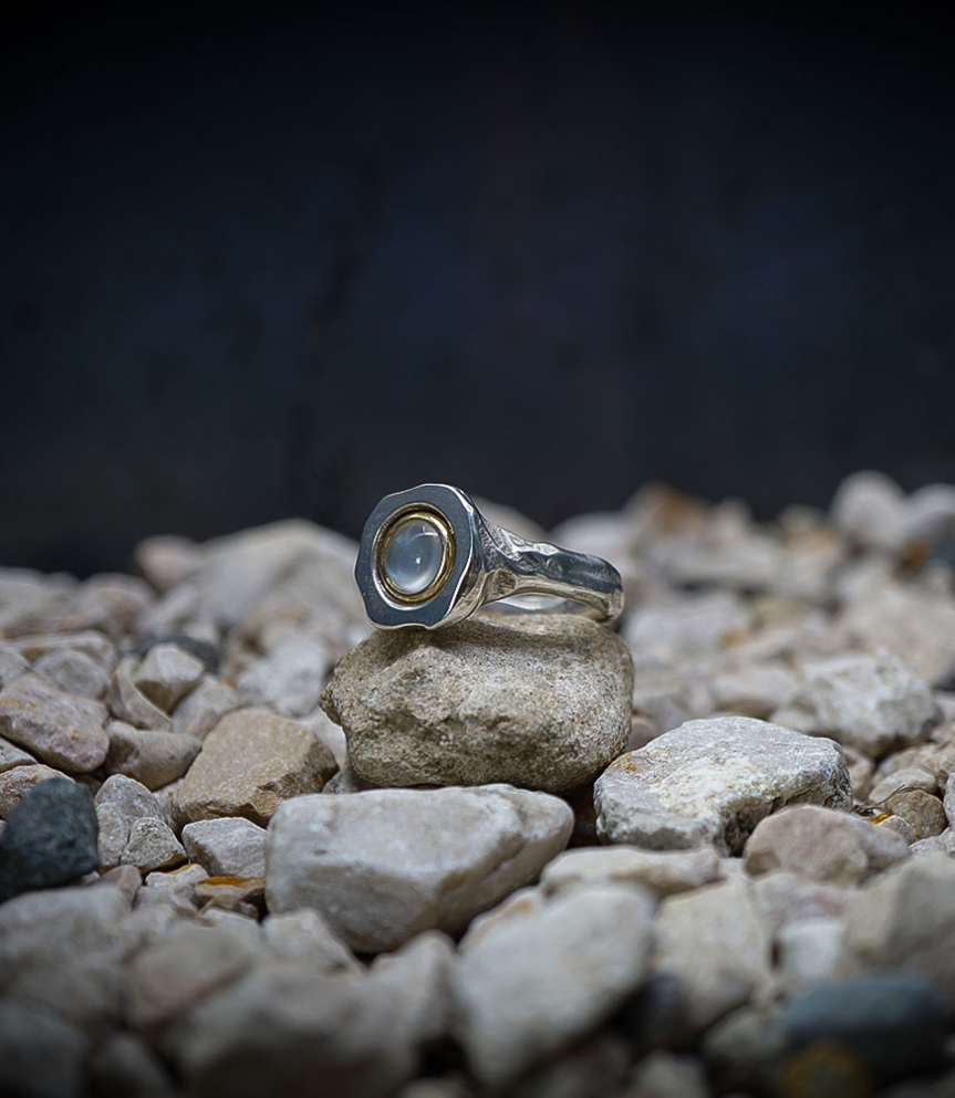 Bague pierre de lune en argent brut et or.