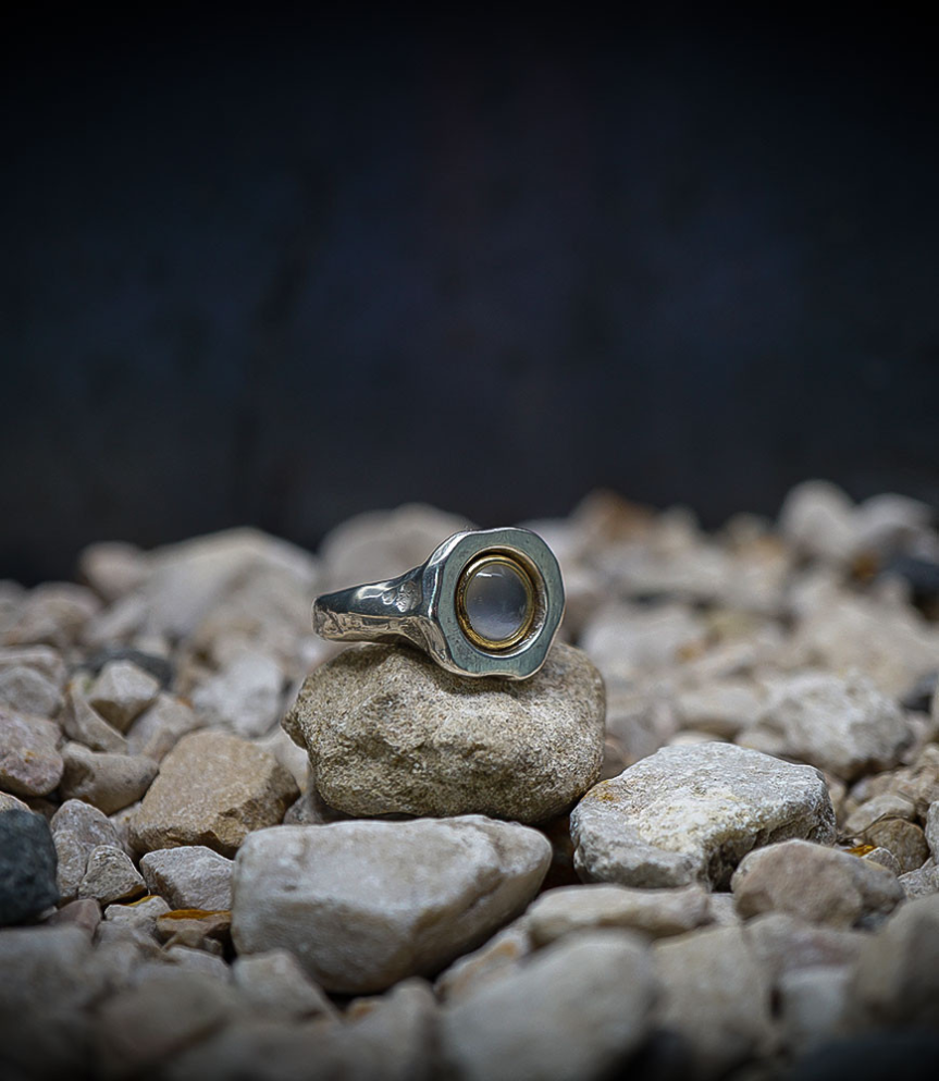 Bague pierre de lune en argent brut et or.