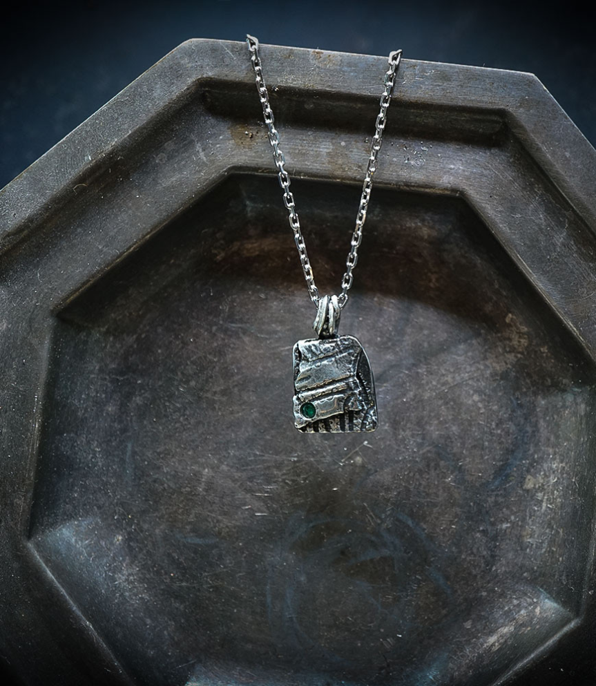 Pendentif en argent brut et emeraude.