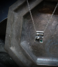 Collier en argent brut et emeraude.
