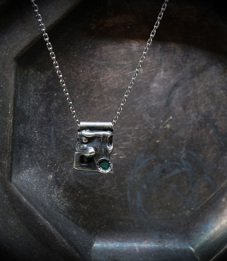 Collier en argent brut et emeraude.