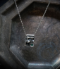 Collier en argent brut et emeraude.