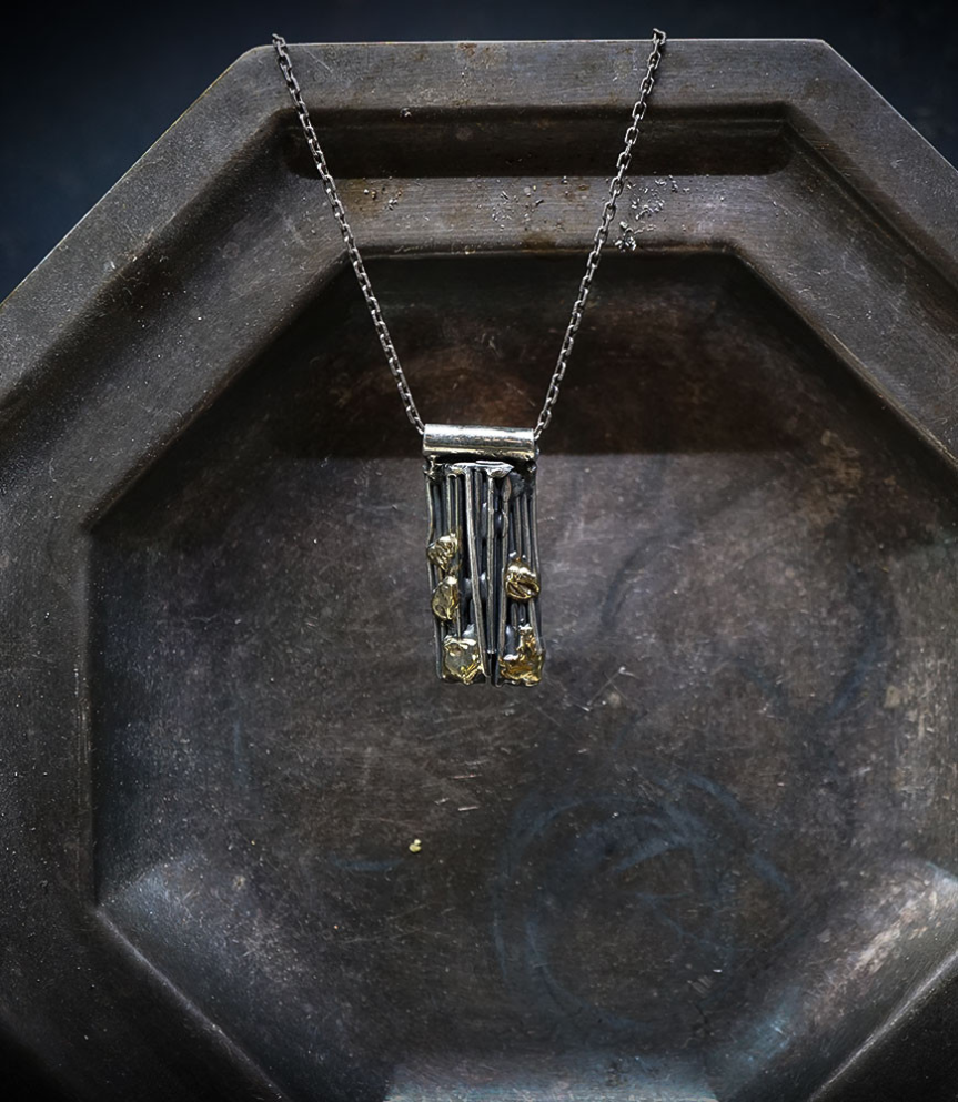 Collier brut en argent et or création Anthony Barrouyer.