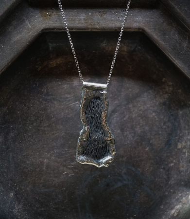 Plaque en argent brut piéce unique signé Lovely Storm.