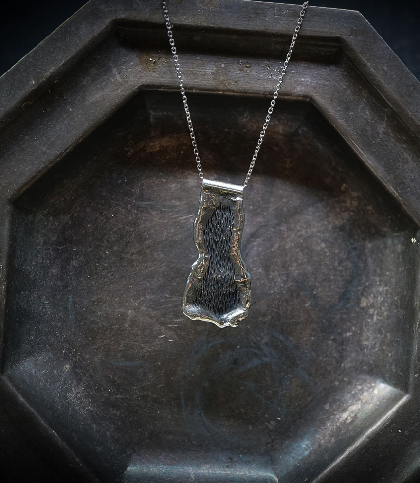 Plaque en argent brut piéce unique signé Lovely Storm.