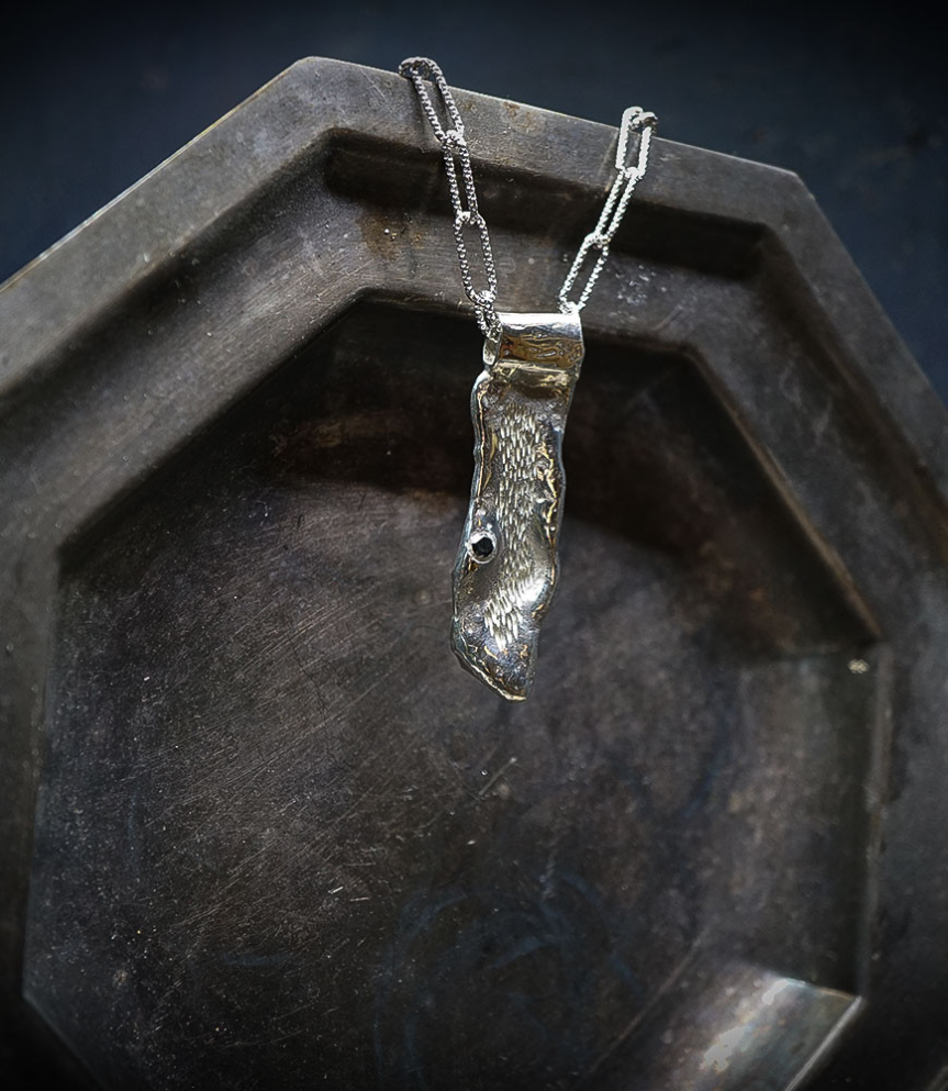 Pendentif en argent brut et diamant noir signé Lovely Storm.