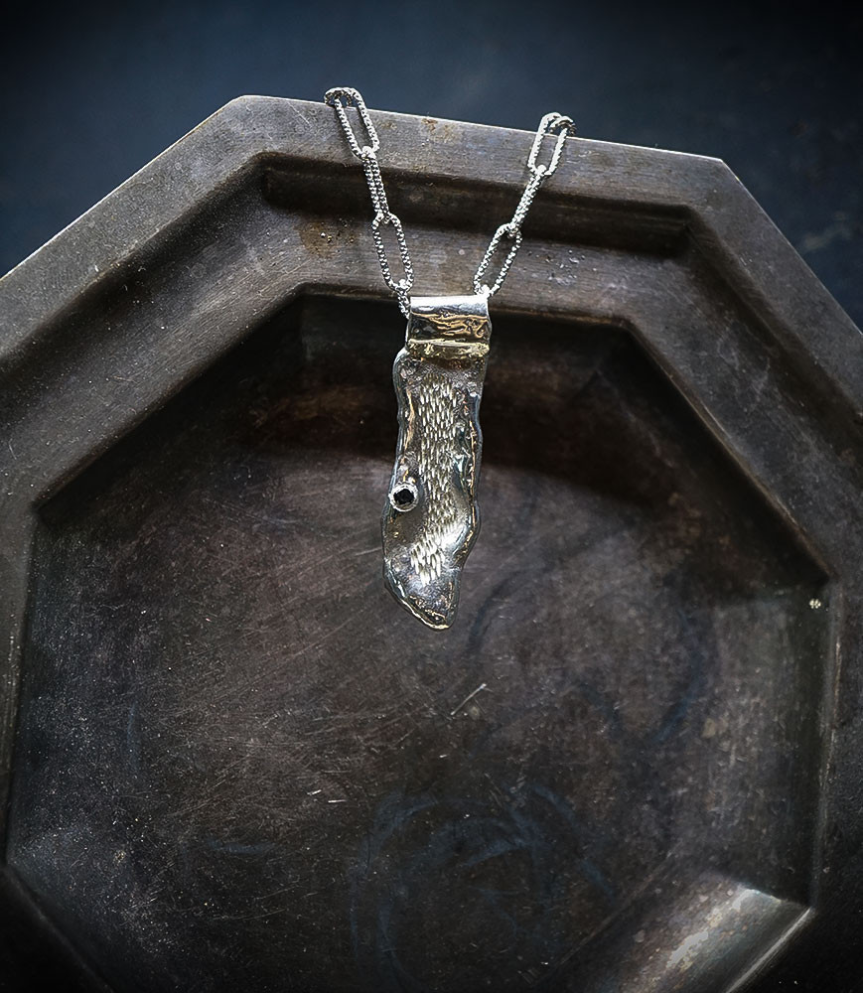 Pendentif en argent brut et diamant noir signé Lovely Storm.