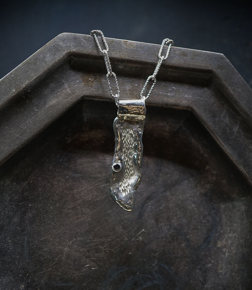 Pendentif en argent brut et diamant noir signé Lovely Storm.