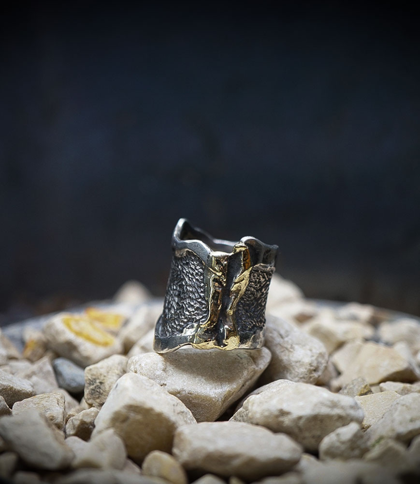 Bague brute en or et argent signé Lovely Storm.