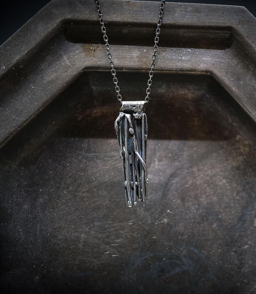 Pedentif en argent brut créé par Anthony Barrouyer.