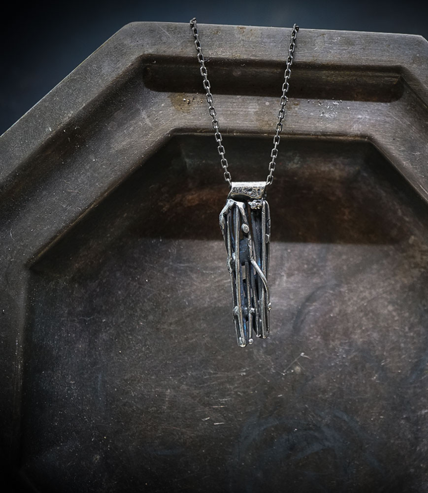 Pedentif en argent brut créé par Anthony Barrouyer.