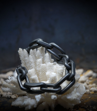 Bracelet en argent vieilli créé par Anthony Barrouyer.