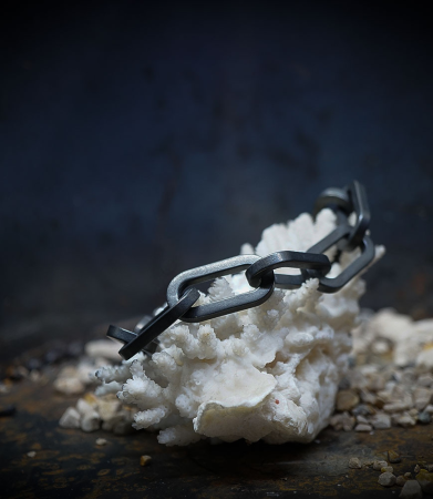 Bracelet en argent vieilli créé par Anthony Barrouyer.